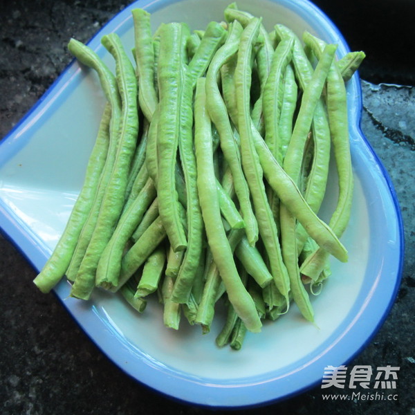 肉蒸<a href=/shicai/shucai/DouJiao/index.html target=_blank><u>豆角</u></a>的做法