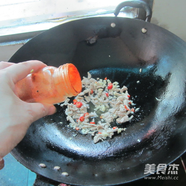 肉蒸<a href=/shicai/shucai/DouJiao/index.html target=_blank><u>豆角</u></a>的做法