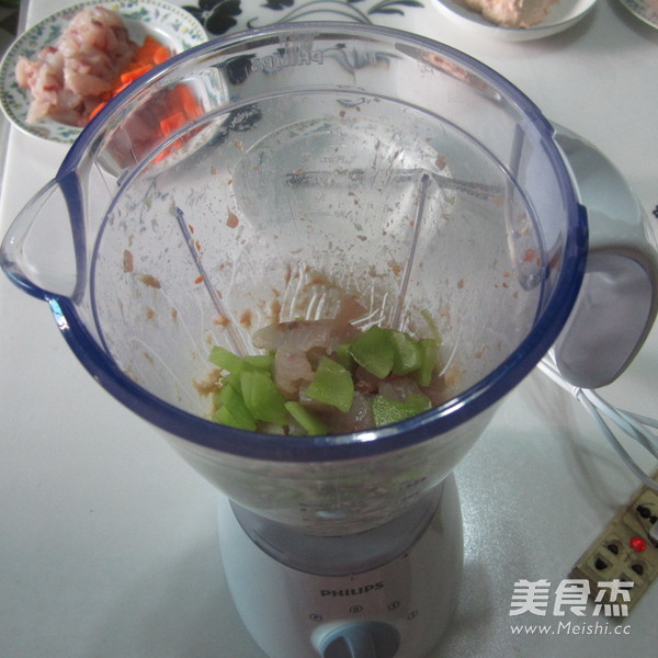 油炸鱼肉<a href=/shicai/shucai/WoSun/index.html target=_blank><u>莴笋</u></a>丸子的做法