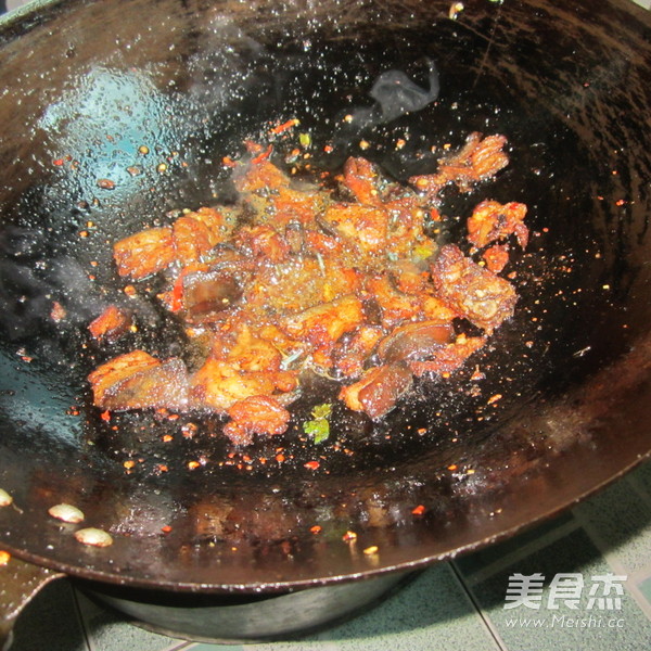 爆炒麻辣<a href=/shicai/rouqin/LvRou/index.html target=_blank><u>驴肉</u></a>的做法