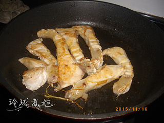  鱼腩焖<a href=/shicai/shucai/LuoBo/index.html target=_blank><u>萝卜</u></a>