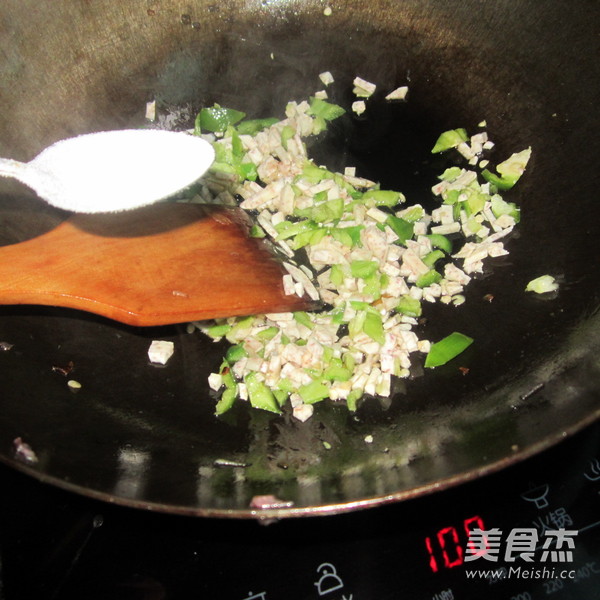 <a href=/shicai/shucai/XiangYu/index.html target=_blank><u>香芋</u></a>丁煎蛋的做法