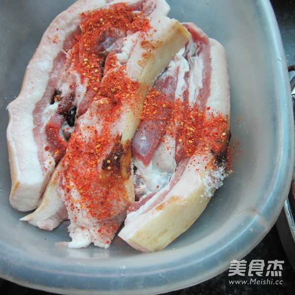 熏麻辣孜然<a href=/shicai/rouqin/LaRou/index.html target=_blank><u>腊肉</u></a>的做法