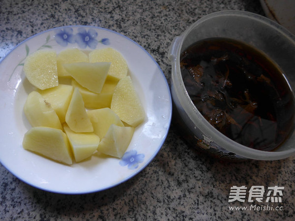 笋干菜煮<a href=/shicai/shucai/TuDou/index.html target=_blank><u>土豆</u></a>的做法