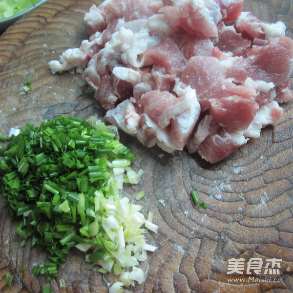 香葱<a href=/shicai/rouqin/ZhuRou/index.html target=_blank><u>猪肉</u></a>丸子的做法
