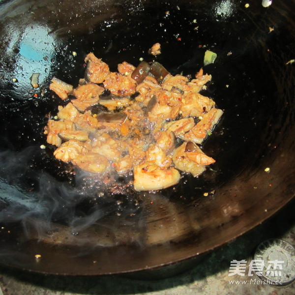 爆炒麻辣<a href=/shicai/rouqin/LvRou/index.html target=_blank><u>驴肉</u></a>的做法