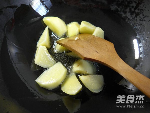 笋干菜煮<a href=/shicai/shucai/TuDou/index.html target=_blank><u>土豆</u></a>的做法