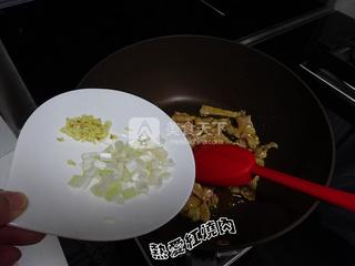 肉片炒<a href=/shicai/shucai/SiGua/index.html target=_blank><u>丝瓜</u></a>