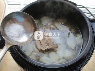 <a href=/shicai/rouqin/NiuRou/index.html target=_blank><u>牛肉</u></a>筋炖<a href=/shicai/shucai/LuoBo/index.html target=_blank><u>萝卜</u></a>