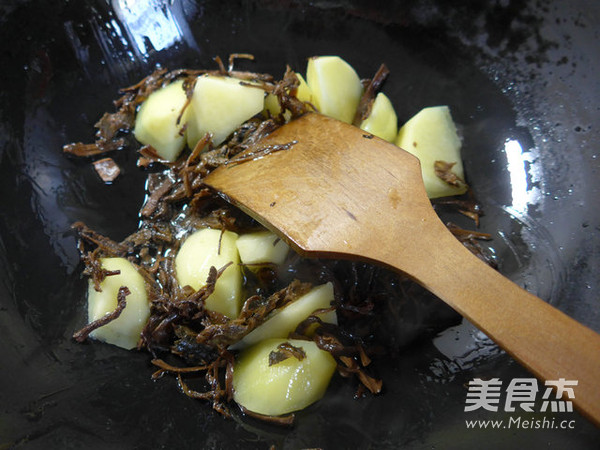 笋干菜煮<a href=/shicai/shucai/TuDou/index.html target=_blank><u>土豆</u></a>的做法