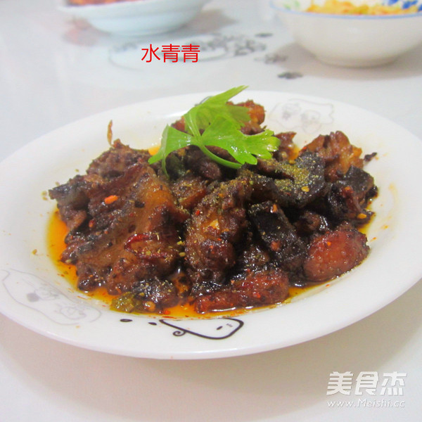 爆炒麻辣<a href=/shicai/rouqin/LvRou/index.html target=_blank><u>驴肉</u></a>的做法