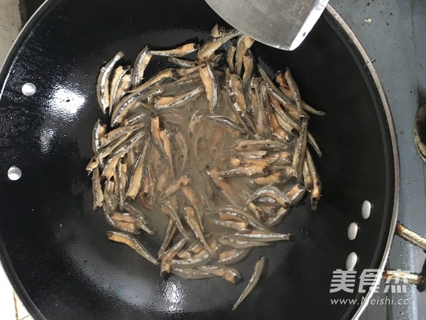 油煸小鱼干的做法