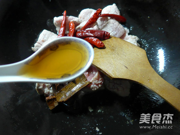 小油<a href=/shicai/mimian/DouFu/index.html target=_blank><u>豆腐</u></a>烧大排的做法