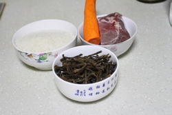 干<a href=/shicai/shucai/DouJiao/index.html target=_blank><u>豆角</u></a>肉片煲仔饭步骤1