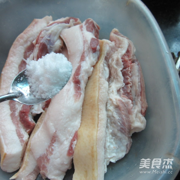 熏麻辣孜然<a href=/shicai/rouqin/LaRou/index.html target=_blank><u>腊肉</u></a>的做法