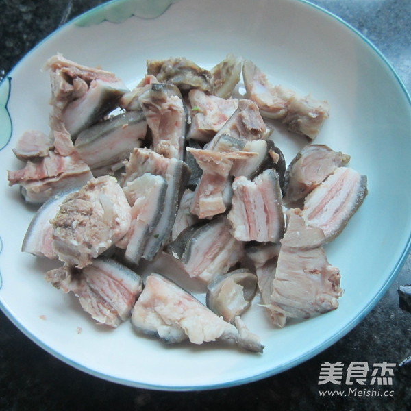 爆炒麻辣<a href=/shicai/rouqin/LvRou/index.html target=_blank><u>驴肉</u></a>的做法