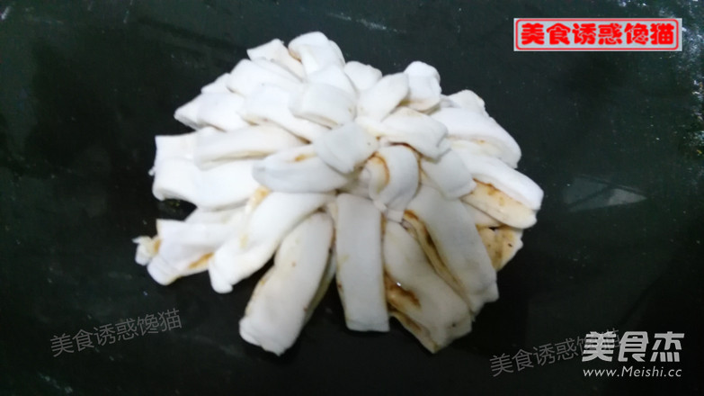 蚝油椒盐<a href=/shicai/shucai/JuHua/index.html target=_blank><u>菊花</u></a>卷的做法