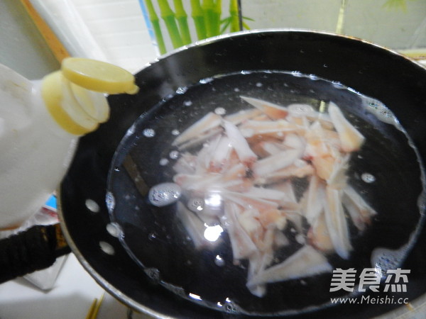 <a href=/shicai/shucai/DouJiao/index.html target=_blank><u>豆角</u></a>烧三角骨的做法