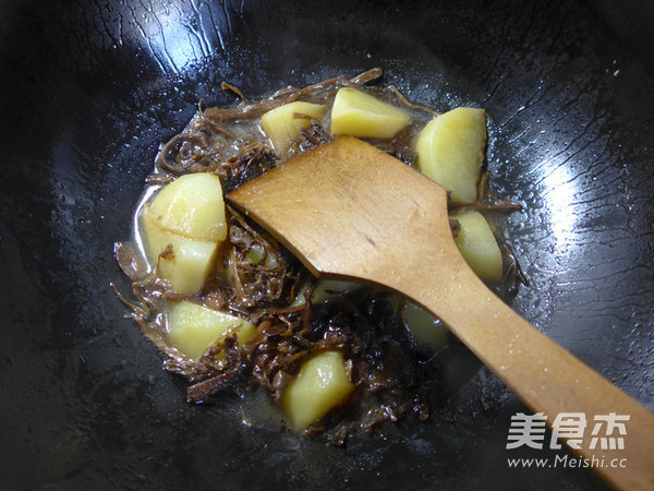 笋干菜煮<a href=/shicai/shucai/TuDou/index.html target=_blank><u>土豆</u></a>的做法