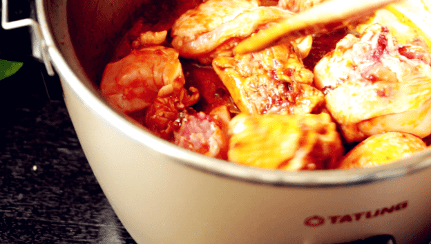 红咖喱鸡块烩杂蔬的做法