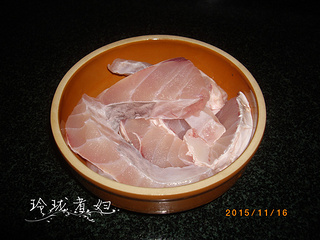  鱼腩焖<a href=/shicai/shucai/LuoBo/index.html target=_blank><u>萝卜</u></a>