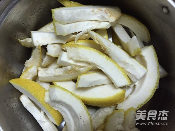 零食<a href=/shicai/guopin/YouZi/index.html target=_blank><u>柚子</u></a>皮的做法