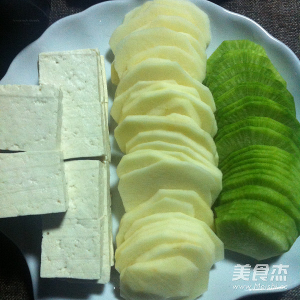 <a href=/shicai/rouqin/ZhengJi/index.html target=_blank><u>鸡肉</u></a>火锅的做法