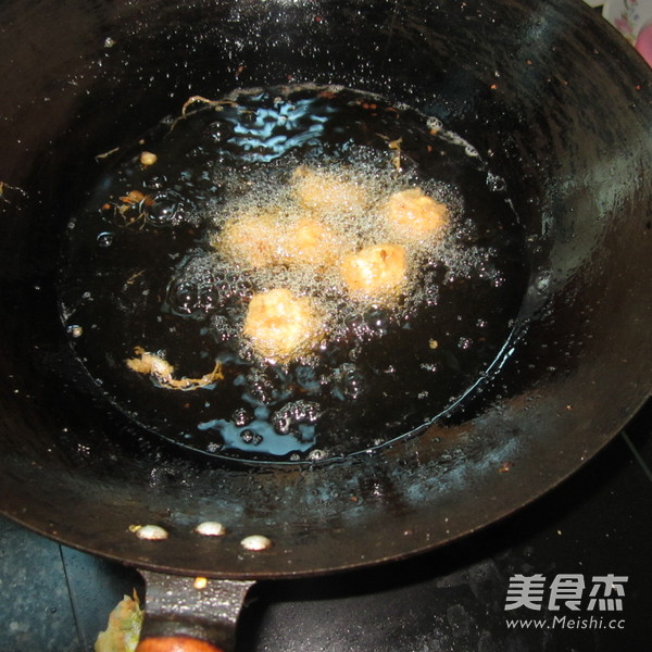 油炸鱼肉<a href=/shicai/shucai/WoSun/index.html target=_blank><u>莴笋</u></a>丸子的做法