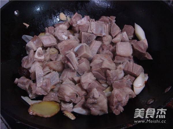 家常红烧<a href=/shicai/rouqin/NiuRou/index.html target=_blank><u>牛肉</u></a>的做法