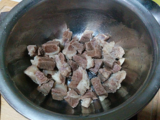 酱焖<a href=/shicai/rouqin/NiuRou/index.html target=_blank><u>牛肉</u></a>