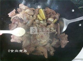 砂锅炖<a href=/shicai/rouqin/YangRou/index.html target=_blank><u>羊肉</u></a>