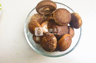 <a href=/shicai/shucai/XiangGu/index.html target=_blank><u>香菇</u></a>酿肉