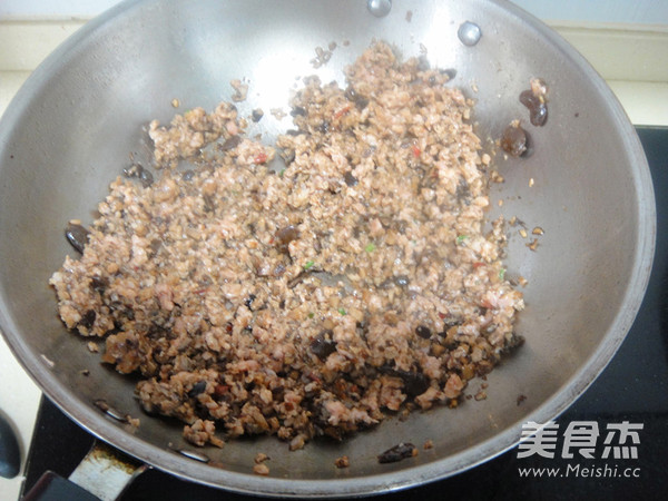 <a href=/shicai/shucai/XiangGu/index.html target=_blank><u>香菇</u></a>肉酱的做法