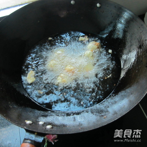 油炸鱼肉<a href=/shicai/shucai/WoSun/index.html target=_blank><u>莴笋</u></a>丸子的做法