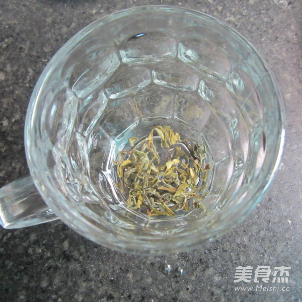 <a href=/shicai/diaoweipin/FengMi/index.html target=_blank><u>蜂蜜</u></a>绿茶的做法