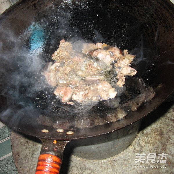 爆炒麻辣<a href=/shicai/rouqin/LvRou/index.html target=_blank><u>驴肉</u></a>的做法