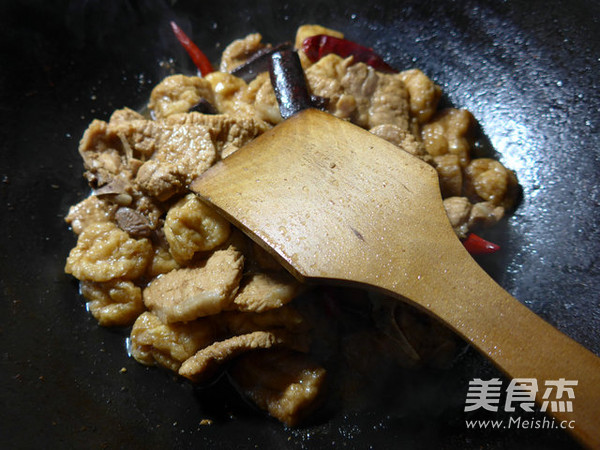 小油<a href=/shicai/mimian/DouFu/index.html target=_blank><u>豆腐</u></a>烧大排的做法