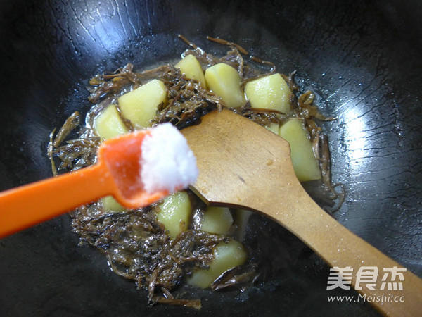 笋干菜煮<a href=/shicai/shucai/TuDou/index.html target=_blank><u>土豆</u></a>的做法