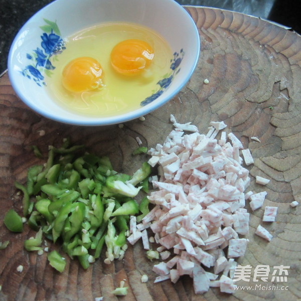 <a href=/shicai/shucai/XiangYu/index.html target=_blank><u>香芋</u></a>丁煎蛋的做法