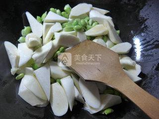 毛<a href=/shicai/mimian/DouFu/index.html target=_blank><u>豆腐</u></a>竹烧<a href=/shicai/shucai/JiaoBai/index.html target=_blank><u>茭白</u></a>