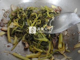 雪里红炖<a href=/shicai/mimian/DouFu/index.html target=_blank><u>豆腐</u></a>