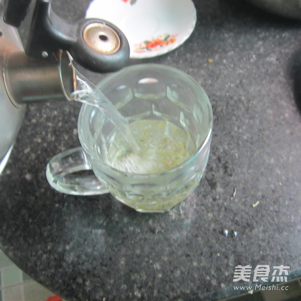 <a href=/shicai/diaoweipin/FengMi/index.html target=_blank><u>蜂蜜</u></a>绿茶的做法