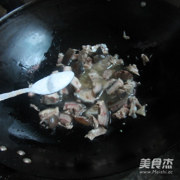 爆炒麻辣<a href=/shicai/rouqin/LvRou/index.html target=_blank><u>驴肉</u></a>的做法