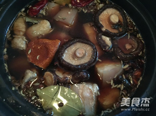 <a href=/shicai/shucai/MeiGanCai/index.html target=_blank><u>梅干菜</u></a>烧肉的做法