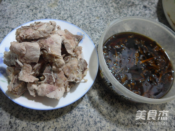 笋干菜烧<a href=/shicai/rouqin/LongGu/index.html target=_blank><u>龙骨</u></a>的做法