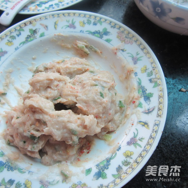 油炸鱼肉<a href=/shicai/shucai/WoSun/index.html target=_blank><u>莴笋</u></a>丸子的做法