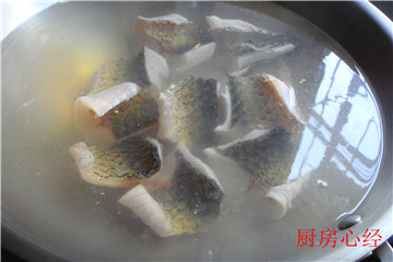 新西湖<a href=/shicai/diaoweipin/Cu/index.html target=_blank><u>醋</u></a>鱼步骤6