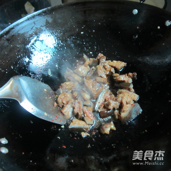 爆炒麻辣<a href=/shicai/rouqin/LvRou/index.html target=_blank><u>驴肉</u></a>的做法