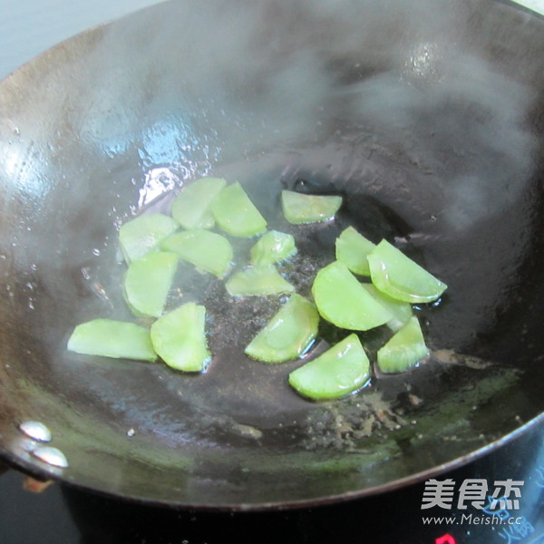 麻辣水煮<a href=/shicai/rouqin/NiuRou/index.html target=_blank><u>牛肉</u></a>的做法