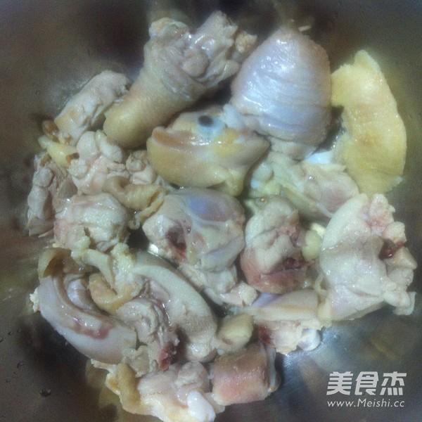 <a href=/shicai/rouqin/ZhengJi/index.html target=_blank><u>鸡肉</u></a>火锅的做法